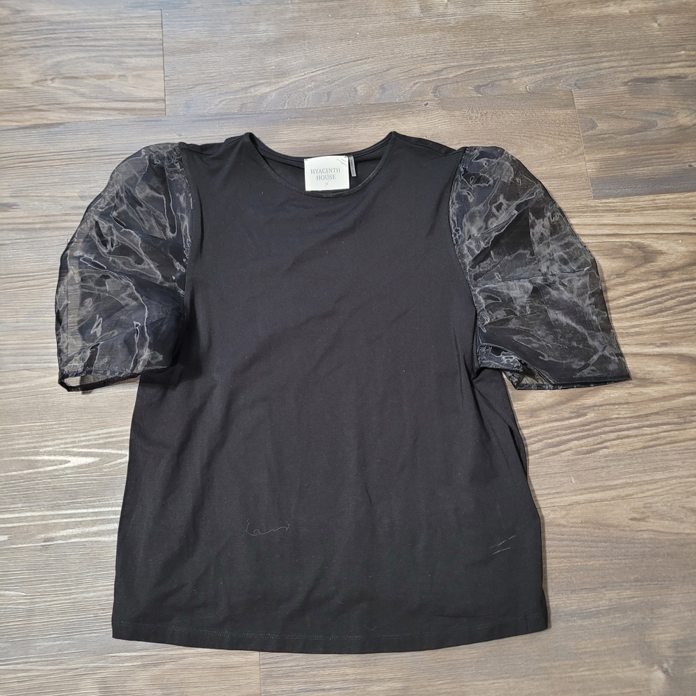Hyacinth House brand short-sleeve top featuring sheer, textured puff sleeves M